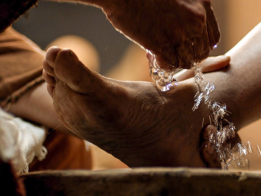 004-jesus-washes-feet